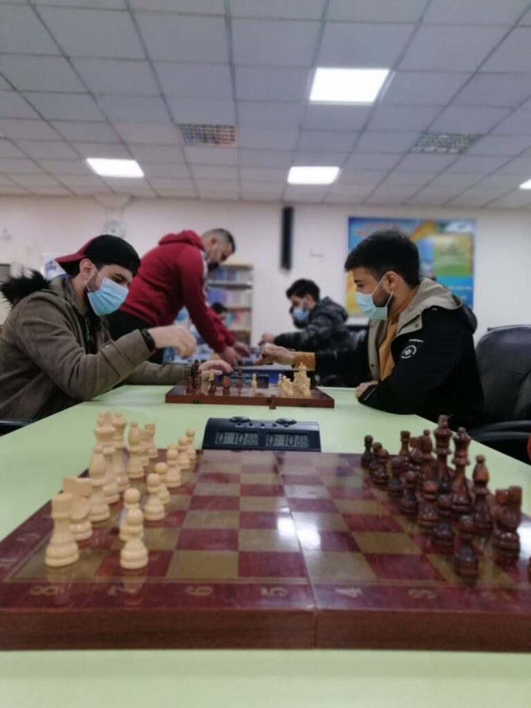 الطلاب يلعبون الشطرنج 